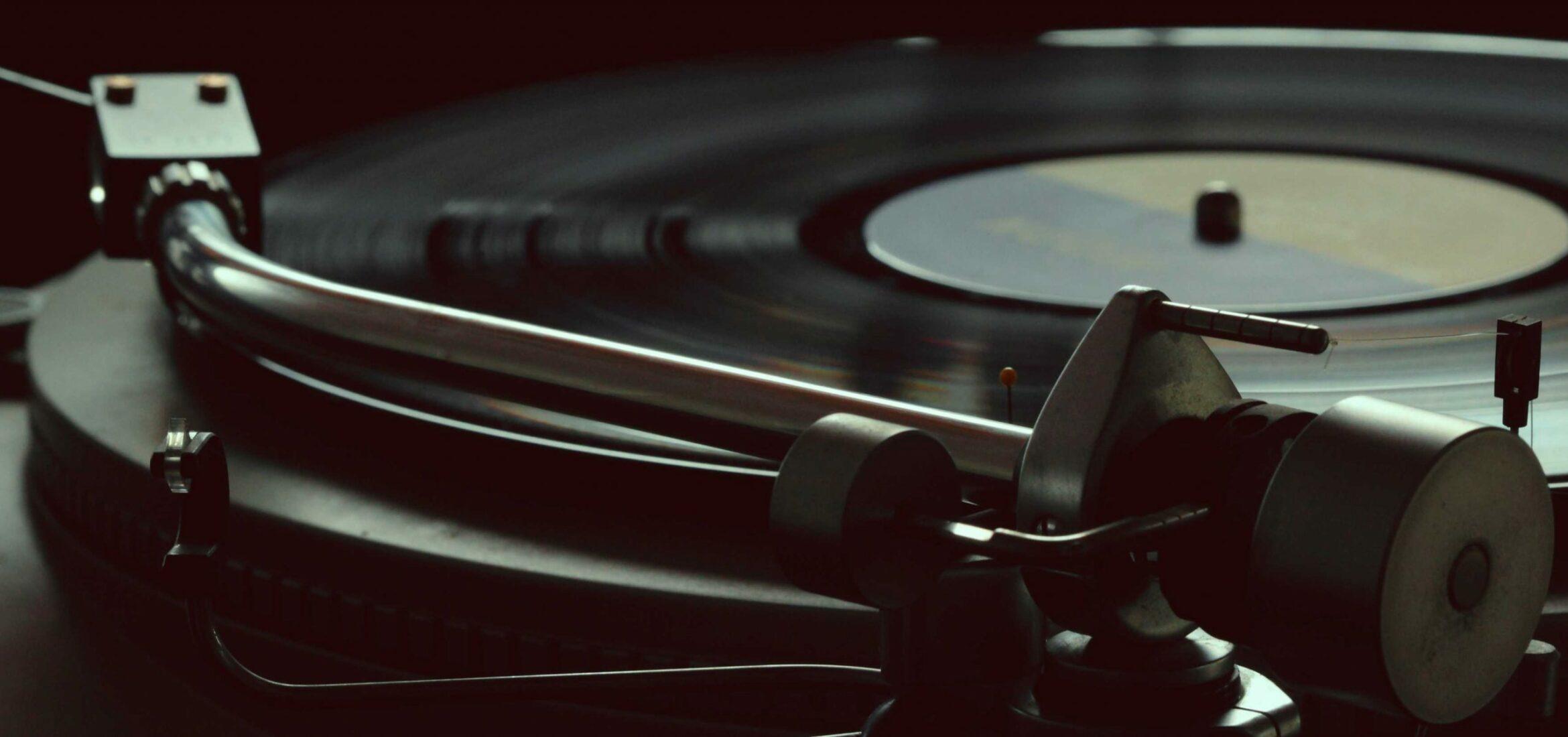 DJ Turntable Buying Guide: Belt & Direct Drive for DJ Mixing