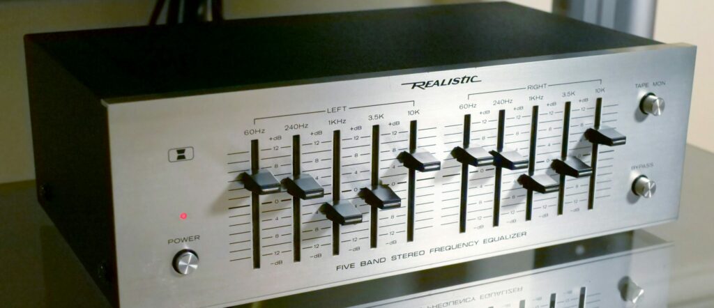 Five band stereo frequency equalizer